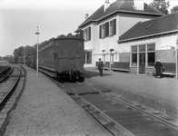 154623 Gezicht op de perronzijde van het N.S.-station Hattem te Hattem met de stoomtrein naar Zwolle.